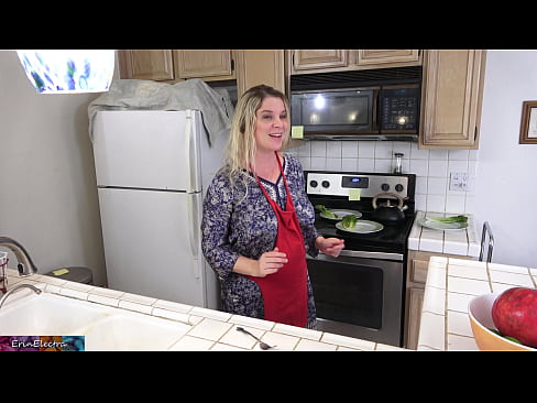 ❤️ Stepmom mulgere eum in culina ante diem suum Hard porn  apud nos
